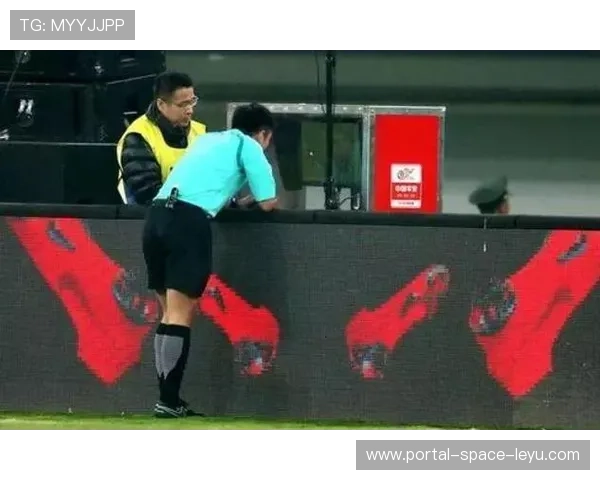 裁判耳麦沟通VAR瞬间，全场屏息等待判罚